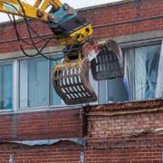 loop van oud kantoorpand als start van woningtransformatieproject in Nederland.