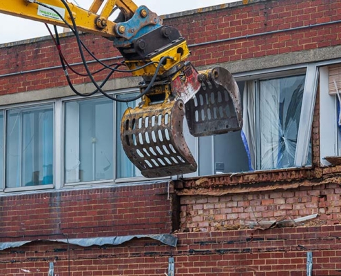loop van oud kantoorpand als start van woningtransformatieproject in Nederland.